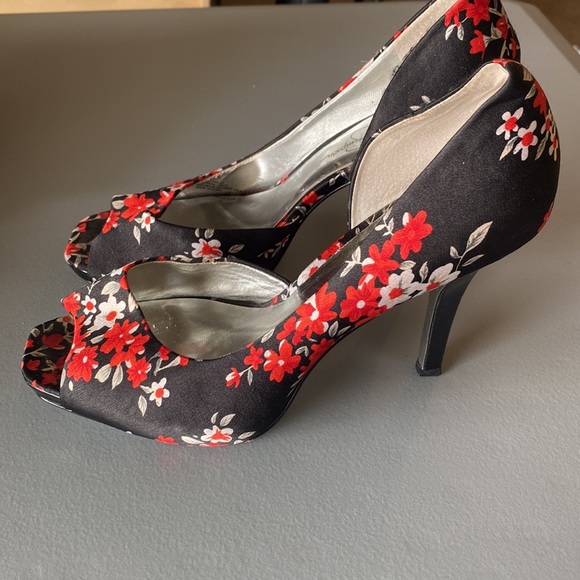 Slightly worn Jessica Simpson - size 8 women- black with red and white flowers - Picture 4 of 5